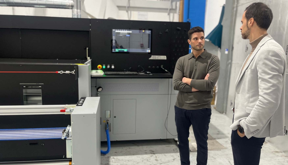 A la izquierda, Manuel Peramos, jefe de Producci�n de Nivell Publicitari, junto a Oriol Palet, responsable comercial de Durst de la zona...