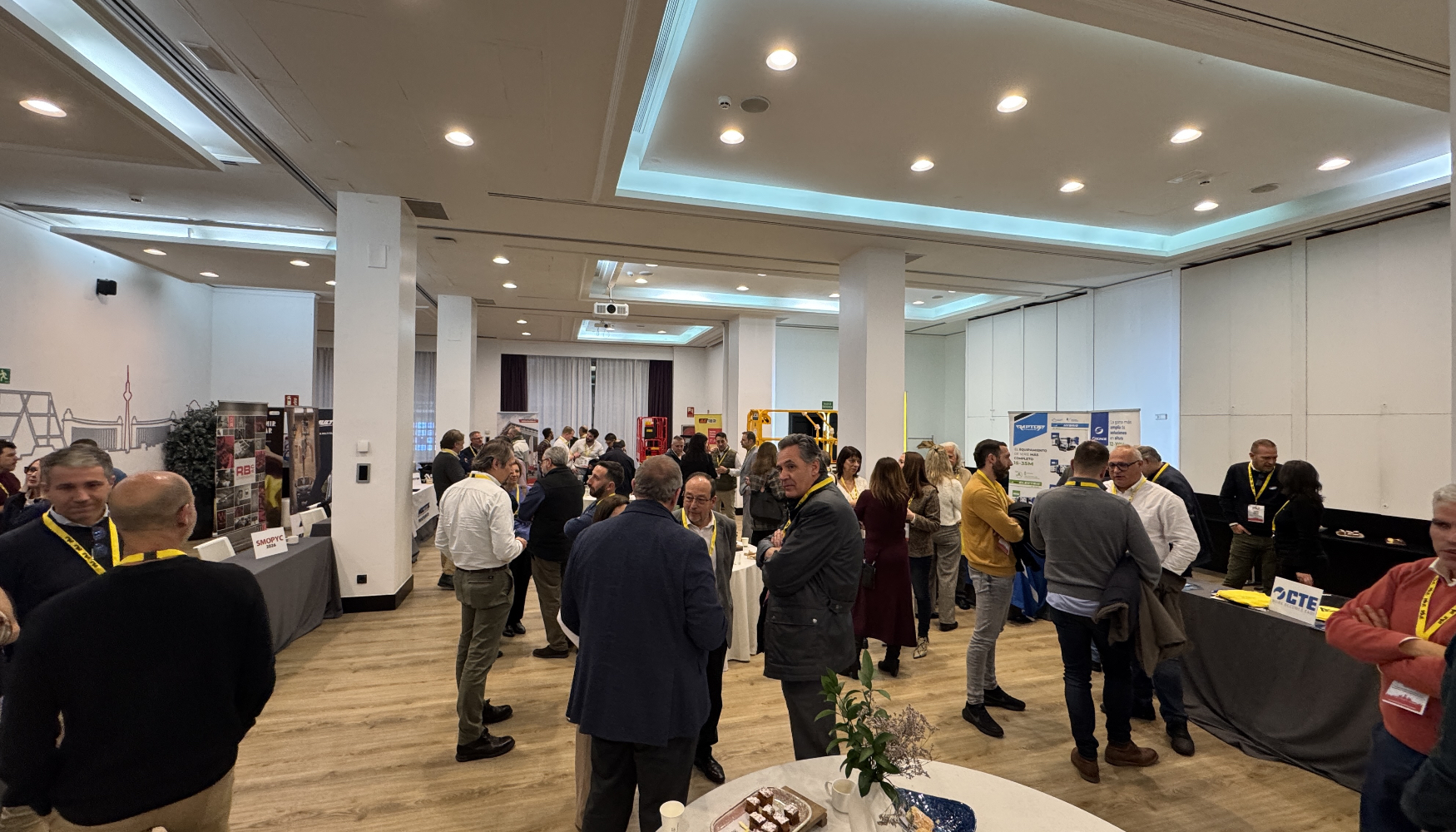 �rea de networking con las mesas de los patrocinadores