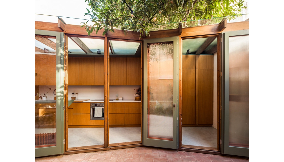 Imagen de la zona de cocina y comedor que se abre al exterior