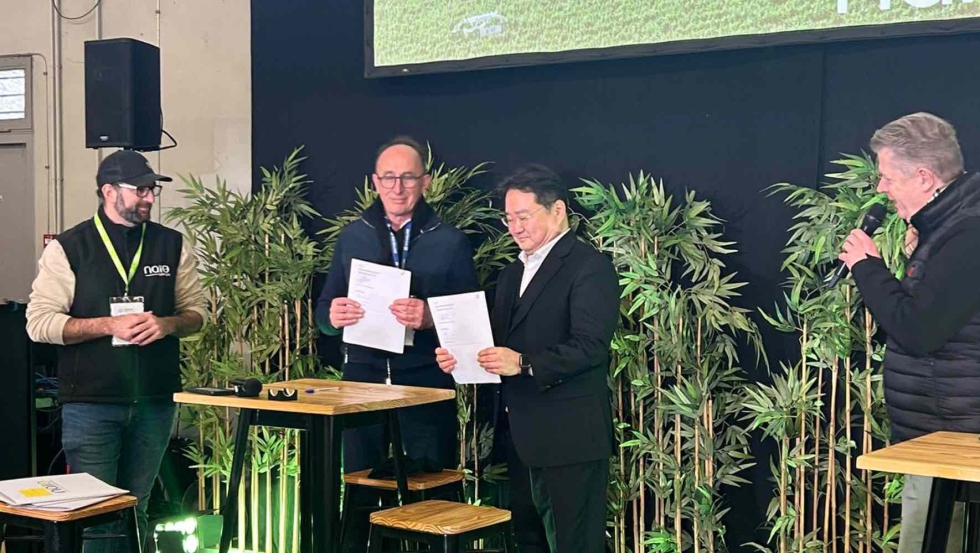 Matthias Carri�re, Director General de Na�o, y Douglas Kang, CEO de Kioti Europe