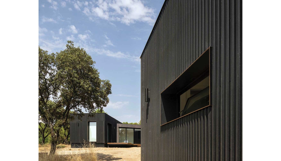 Detalle de la envolvente en madera termotratada en negro. Foto: Sergio Belinch�n