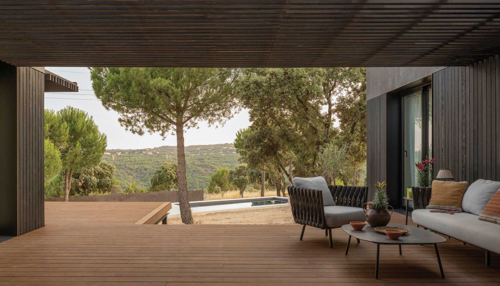 Porche panor�mico que ofrece unas vistas a la piscina y a la Sierra. Foto: Sergio Belinch�n