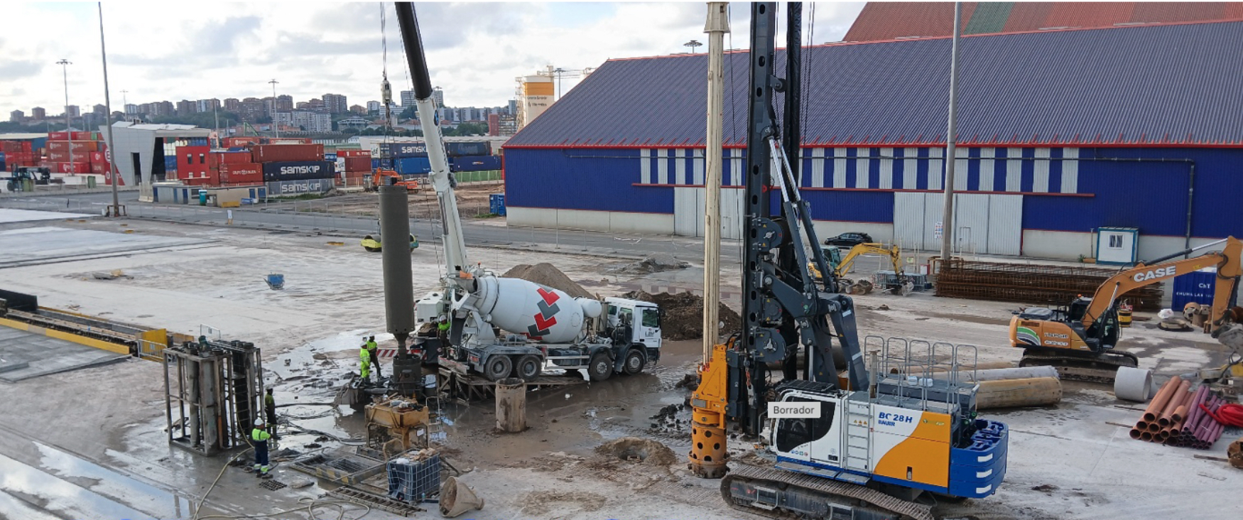 Foto 3.- Ejecuci�n del pilotaje y viga carril