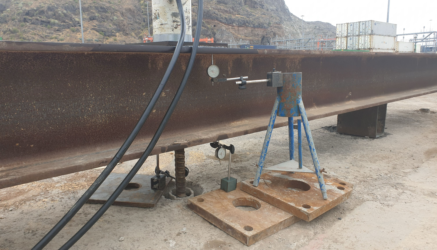 Foto 2.- Ensayo de tracci�n en micropilotes