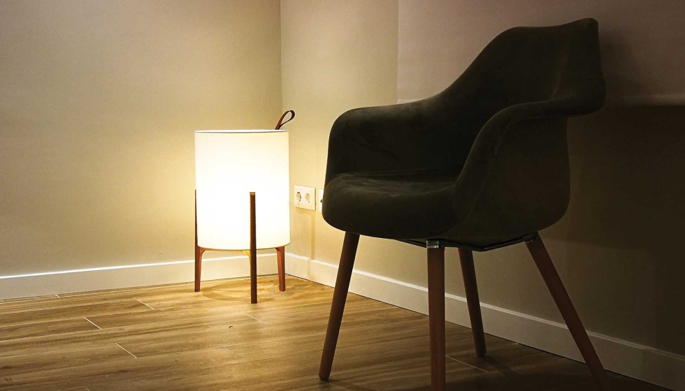 El objeto lum�nico �luminaria- como elemento protagonista en la sala de espera de una cl�nica dental, en contraposici�n a las tiras LED...