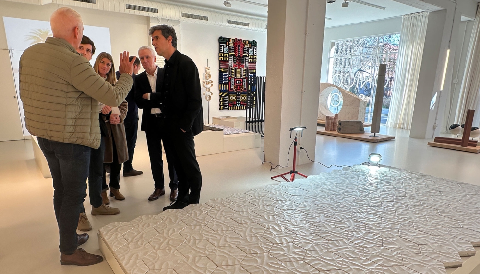 La luz act�a sobre este pavimento, para crear escenas cambiantes, gracias a su particular relieve