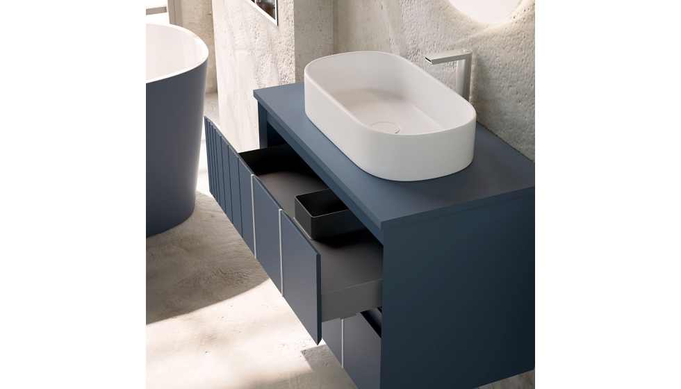 Con acabados premium, Pole pede instalarse de forma suspendida, con o sin patas