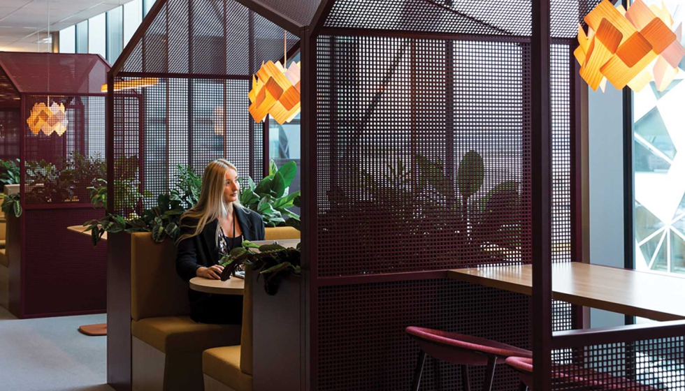 La luz natural se maximiza a trav�s de grandes superficies de vidrio y se combina con vegetaci�n distribuida en techos