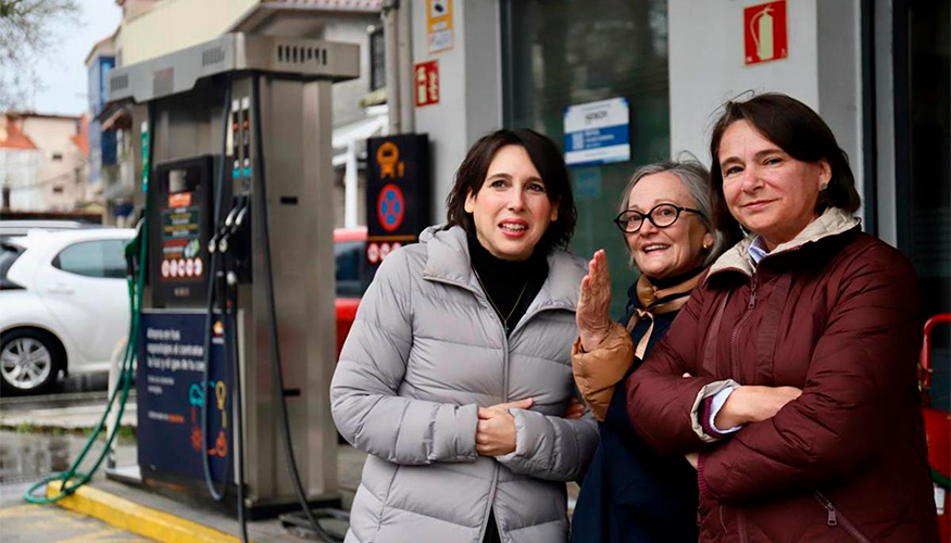 La conselleira de Econom�a e Industria, Mar�a Jes�s Lorenzana, durante su visita a la estaci�n de servicio Gonz�lez Ferro...