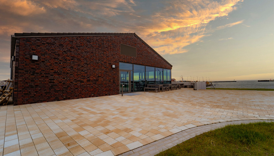 El lenguaje arquitect�nico, sobrio y funcional del edificio dialoga con el entorno sin renunciar a la est�tica n�rdica