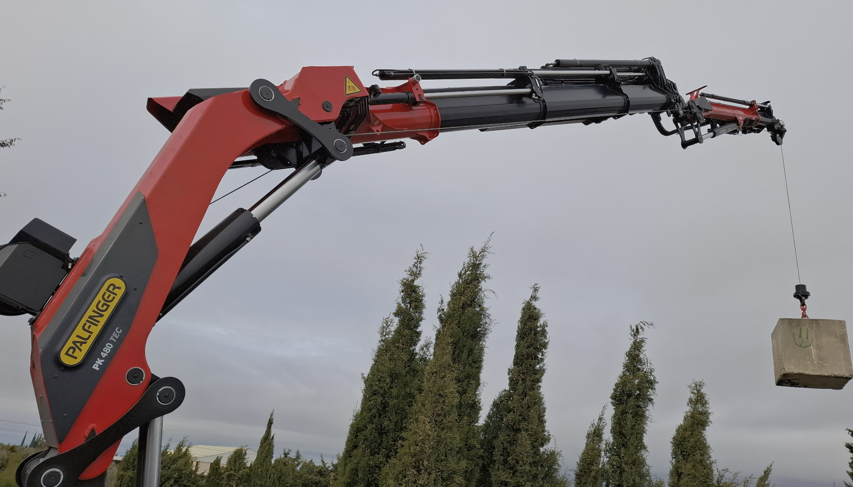 La PK 480 TEC cuenta con 7 prolongas hidr�ulicas (F) y un jib adicional PJ090C