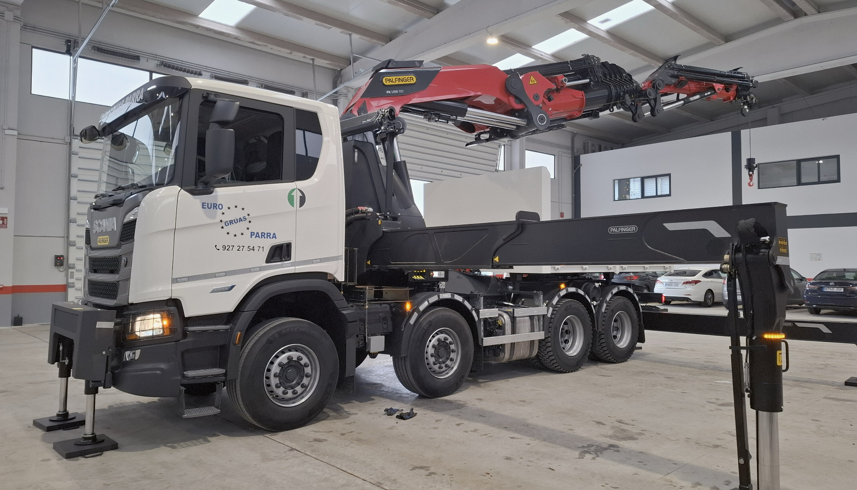 Gr�a articulada Palfinger PK 1350 TEC incorporada por Eurogr�as Parra