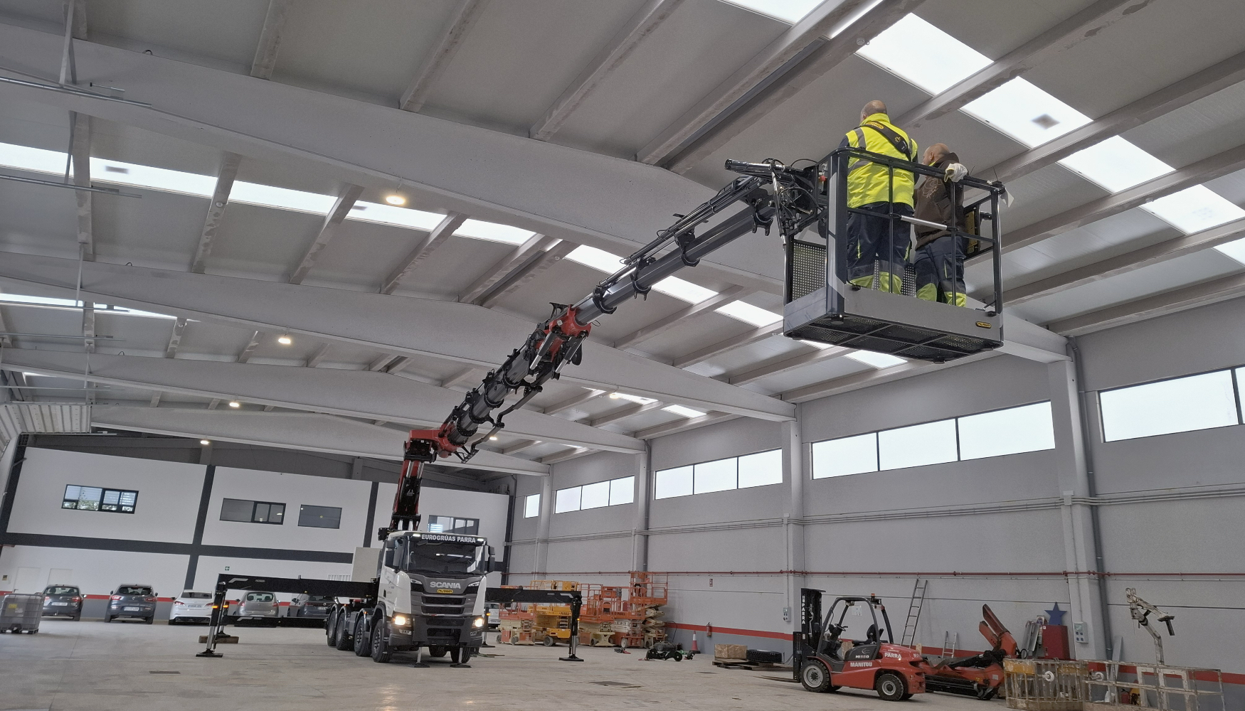 Gr�a equipada con cesta portapersonas