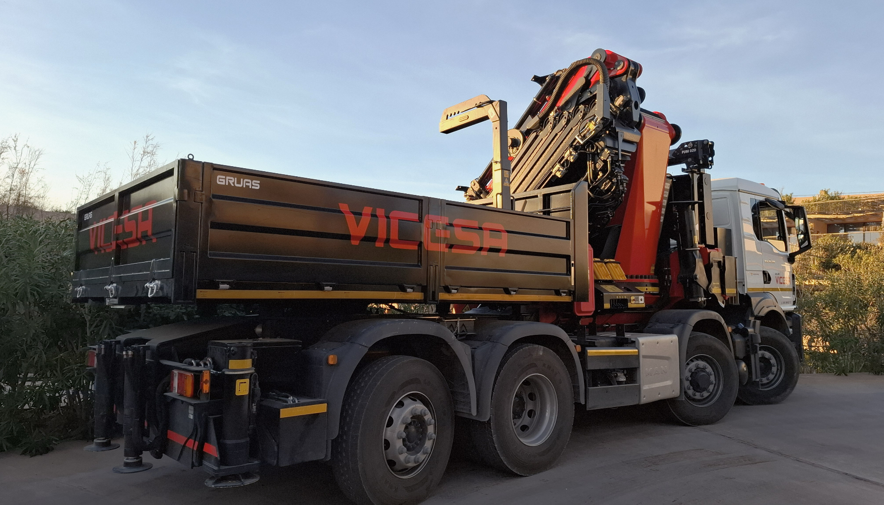 La gr�a ha sido montada sobre cami�n MAN TGS 35.480