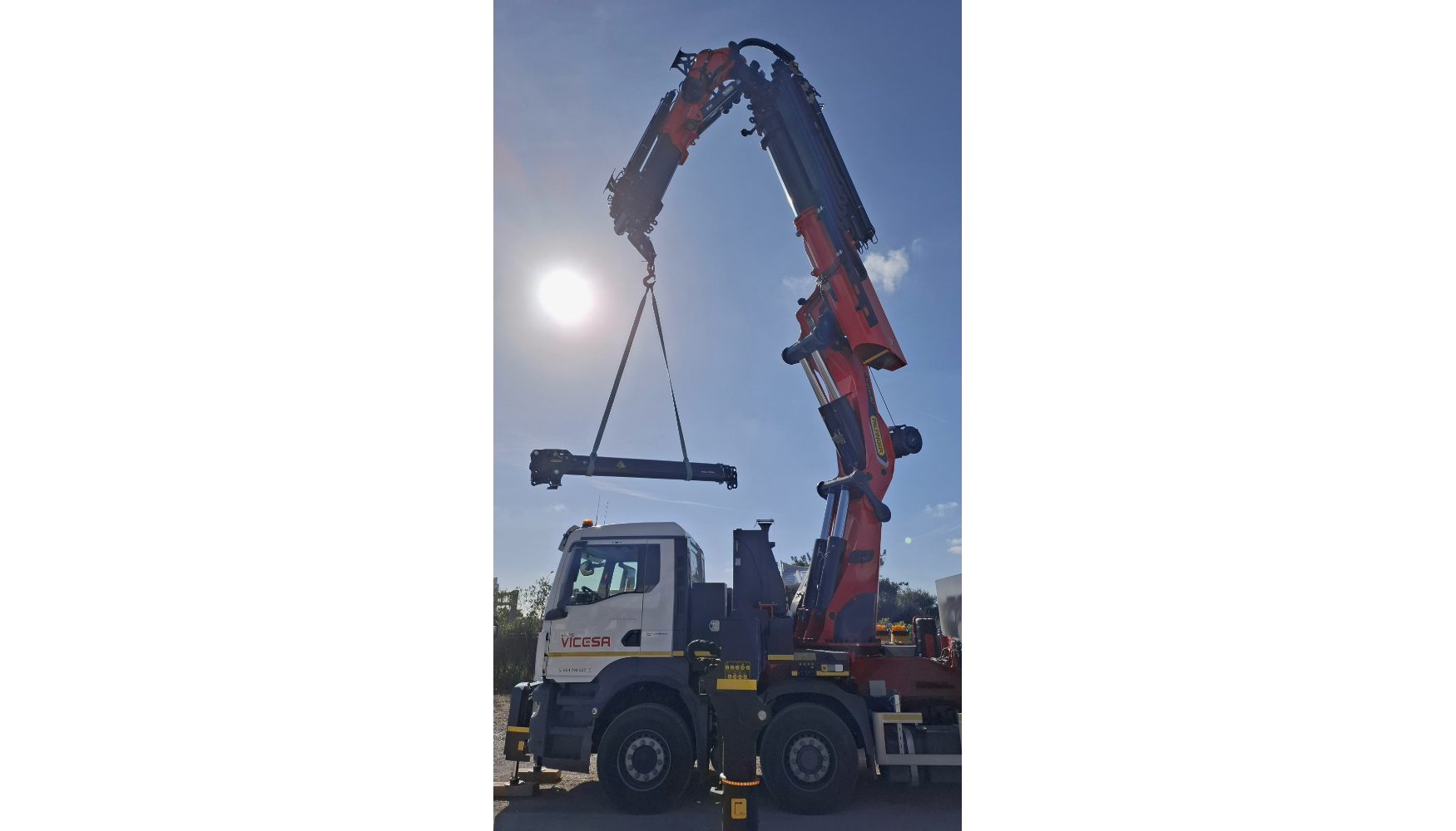 La gr�a permite un alcance horizontal de 20,8 m y hasta 4.900 kg de carga