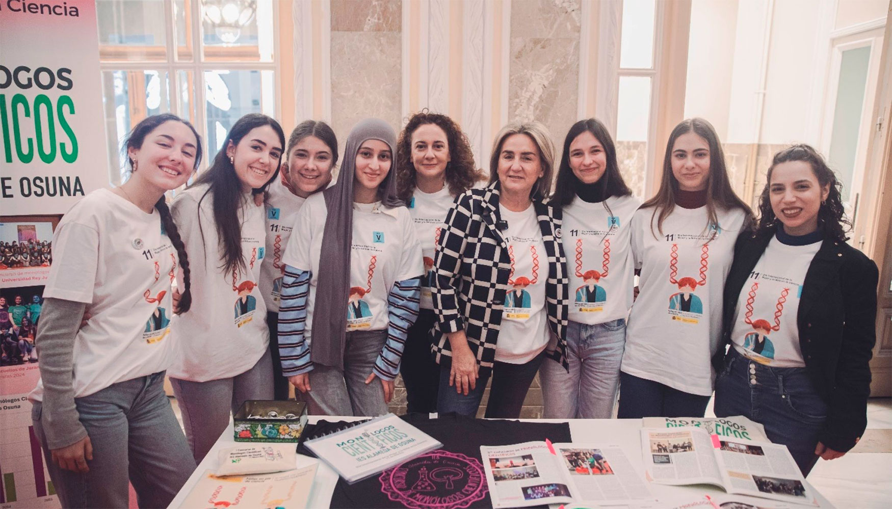 La ministra Tol�n recorri� los stands en los que los centros educativos presentaron proyectos cient�ficos