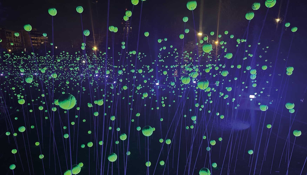 M�s de 3.000 pelotas de tenis constituyen �Bulla� (bola en lat�n) en la intervenci�n de Lola Solanilla en el Llum BCN