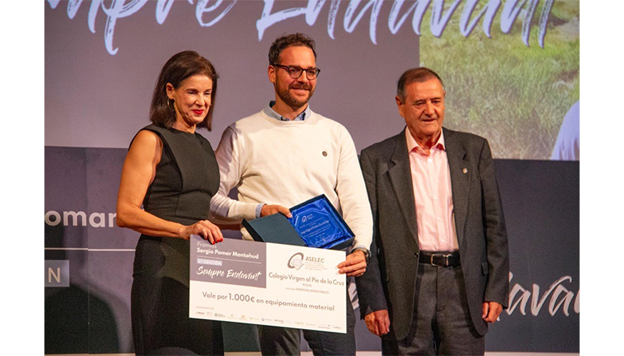 V�ctor Barrachina, Jefe de Departamento El�ctrico del colegio, recogiendo el galard�n