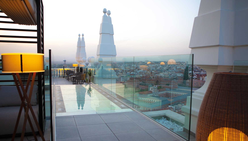 La azotea del Riu Plaza de Madrid cuenta con barandillas de vidrio laminado con Evalam