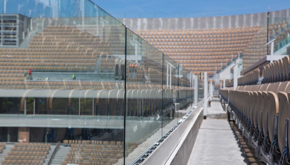 Barandilla de vidrio laminado con Evalam en la pista central de Roland Garros, en Par�s. Imagen propiedad de Faraone Architectures Trasparenti...
