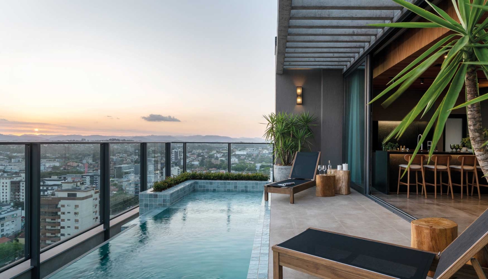 Proyecto de la empresa Lajeadense con uso de Evalam en barandilla con canto expuesto como muro de piscina