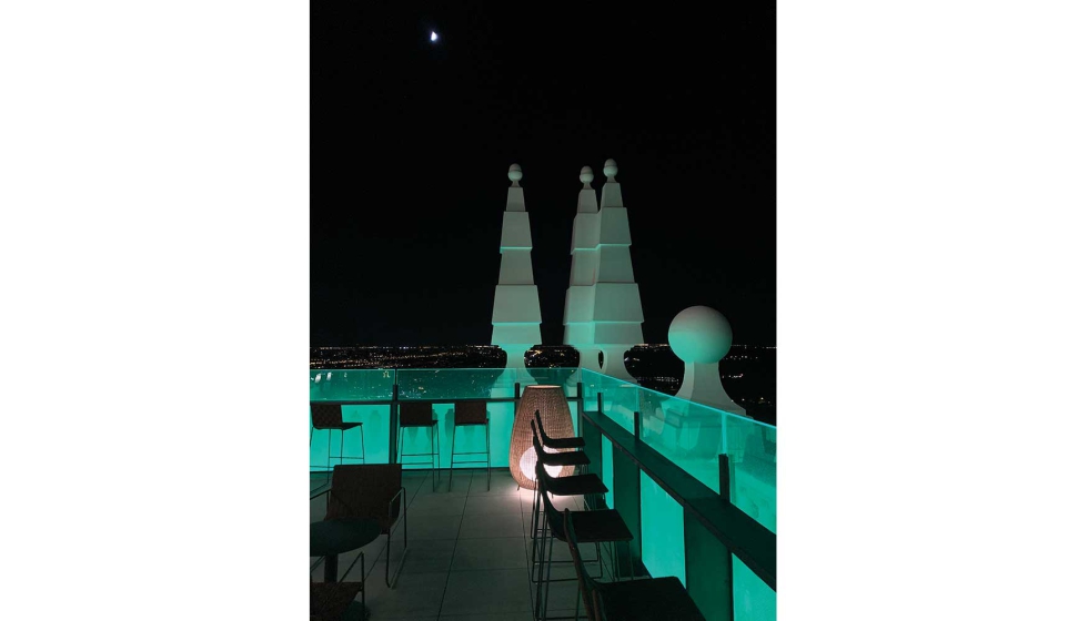 Barandilla de vidrio laminado con Evalam, con sistema de iluminaci�n LED, en el Hotel Riu Plaza de Espa�a de Madrid