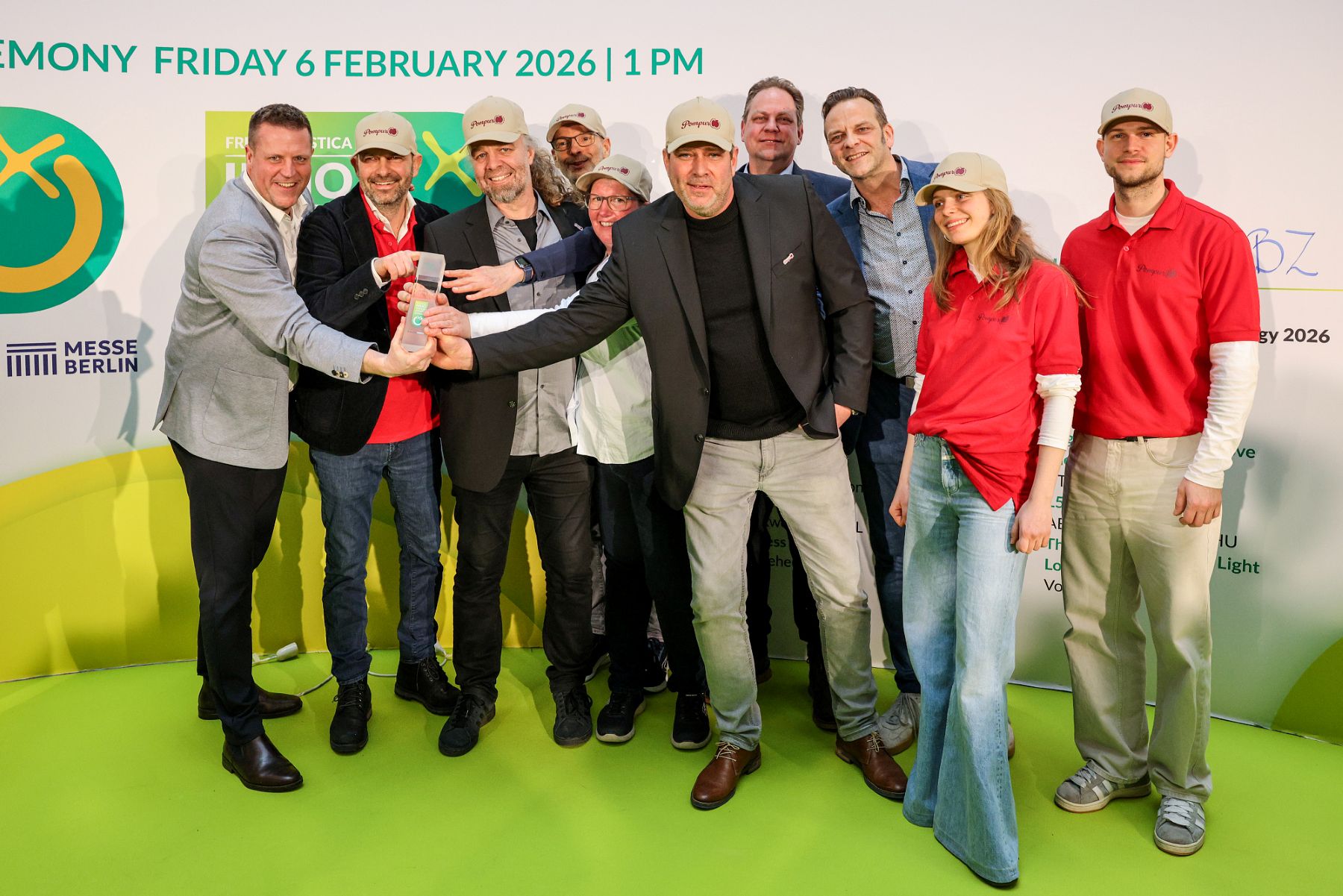 Representantes de ZIN recogen el Premio a la Innovaci�n de Fruit Logistica (FLIA) en la categor�a de Productos Frescos