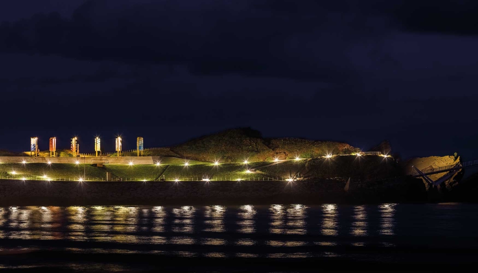 Museo de las Anclas Philippe Cousteau iluminado con balizas FOCUS 3 180�, integradas en el paisaje costero nocturno...