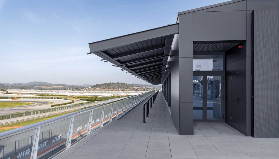 Para cubrir toda el �rea, se instalaron 17 m�dulos dobles en una l�nea continua de casi 100 metros lineales