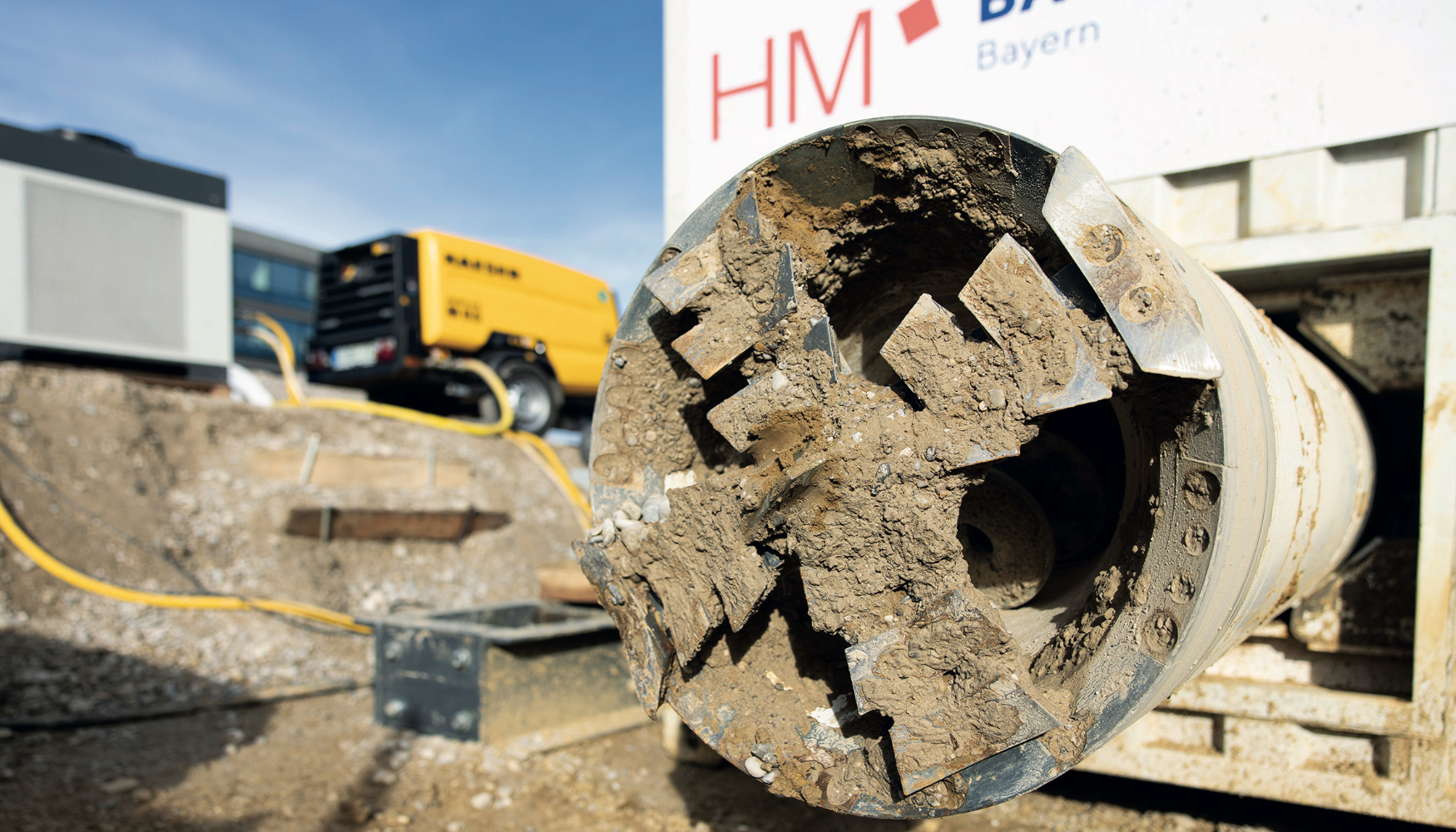 El cabezal de perforaci�n atraviesa la roca con una fuerza de hasta 1000 kN. (Fotograf�a: TUM Boring)
