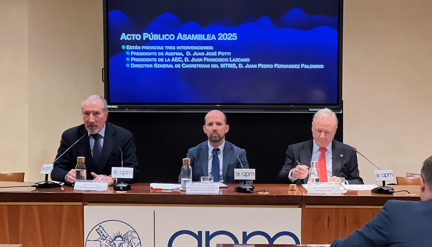 De izquierda a derecha...