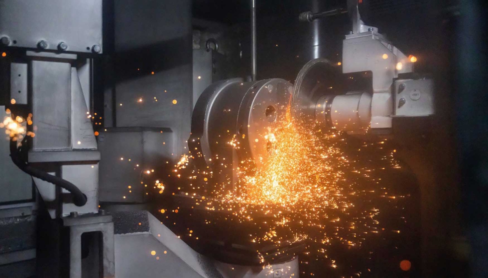 Despu�s de la limpieza, el tratamiento superficial se realiza en un sistema de granallado RUMP guiado por robot, conectado directamente al MAUS 900...