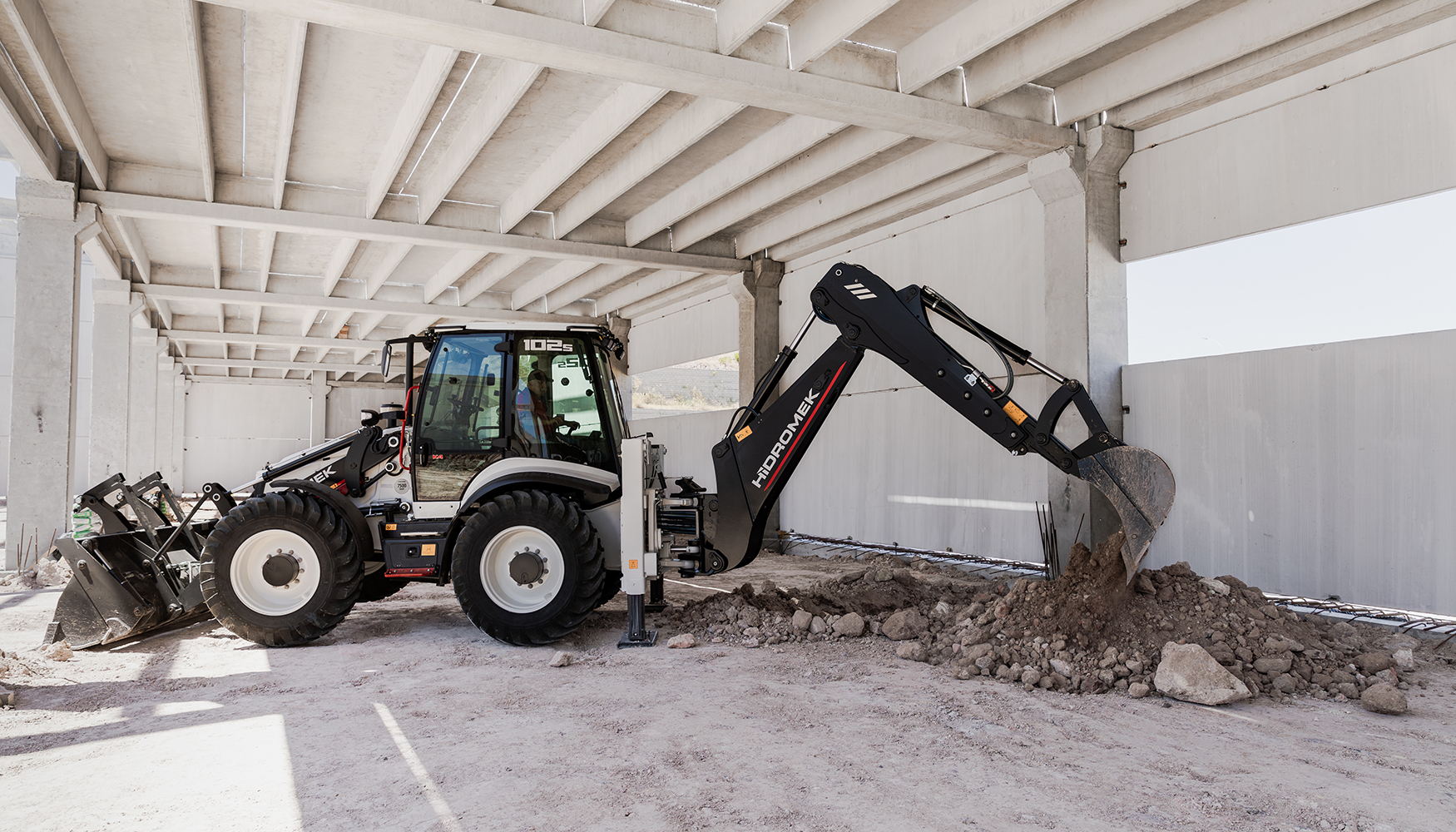 Retroexcavadora HMK 102S Alpha