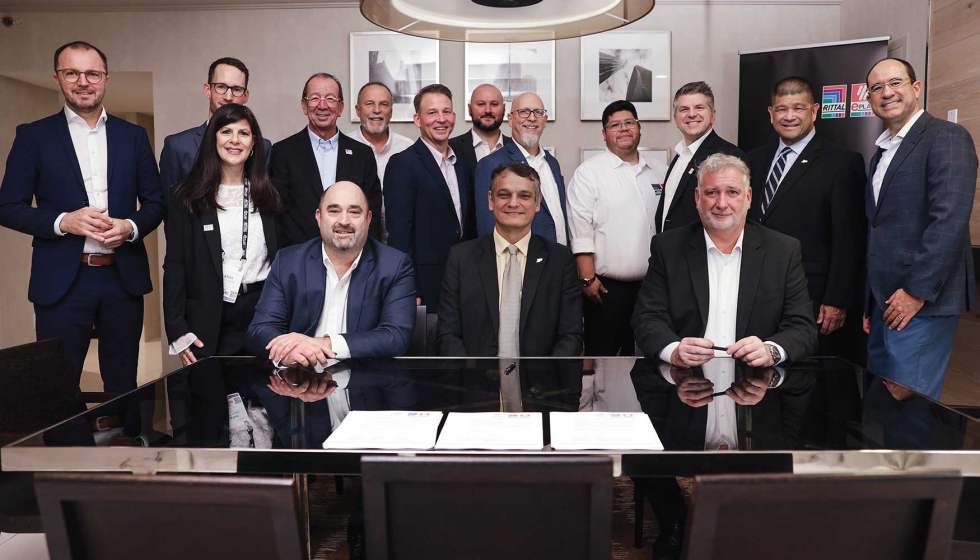 Assinatura do acordo de parceria em Chicago: (primeira fila) Dr...