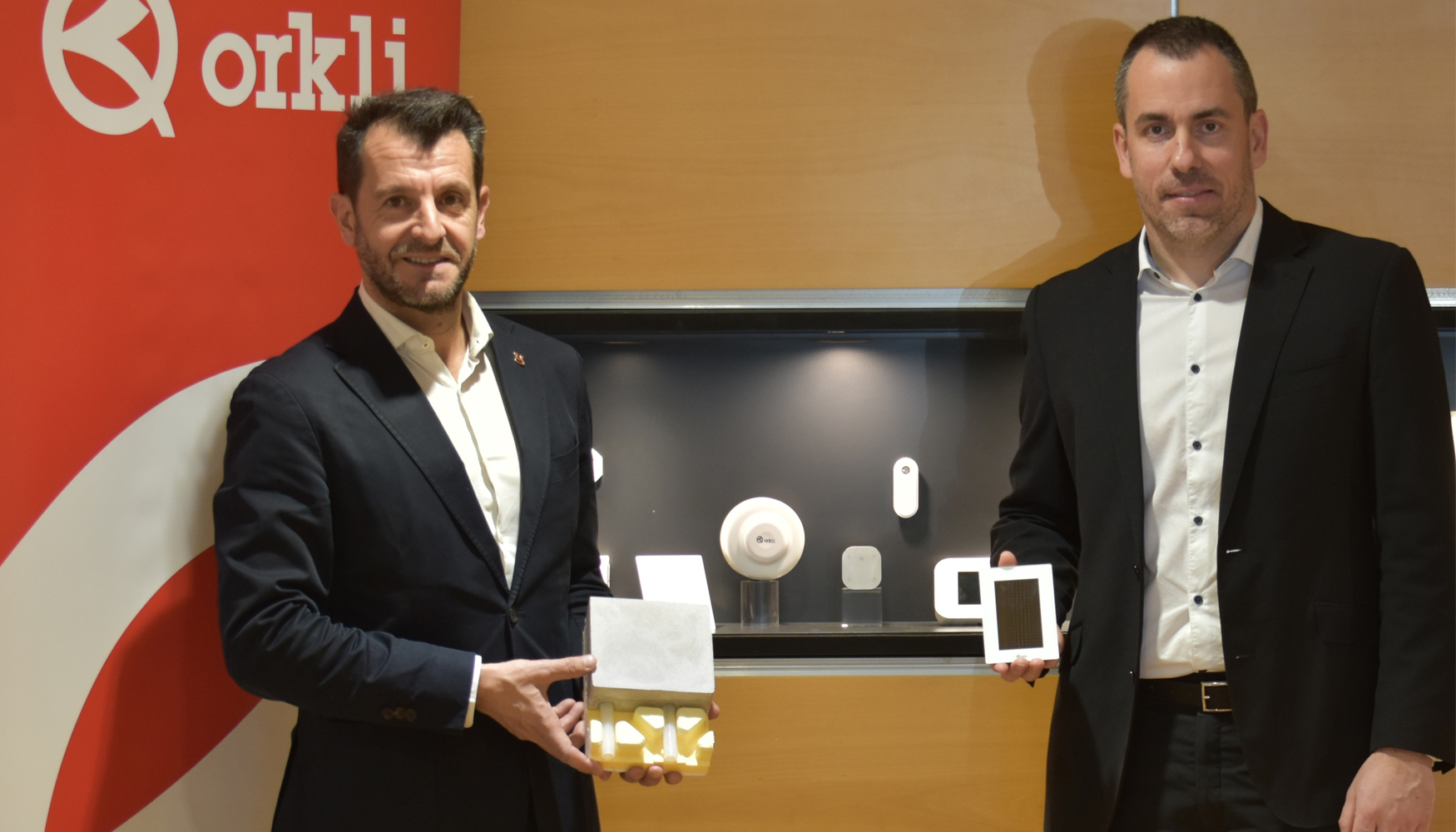 Ramo�n Go�mez Ugalde, presidente de Mondragon Hospitality, y Mikel Mujika, el director de negocio Confort & Salud de Orkli...