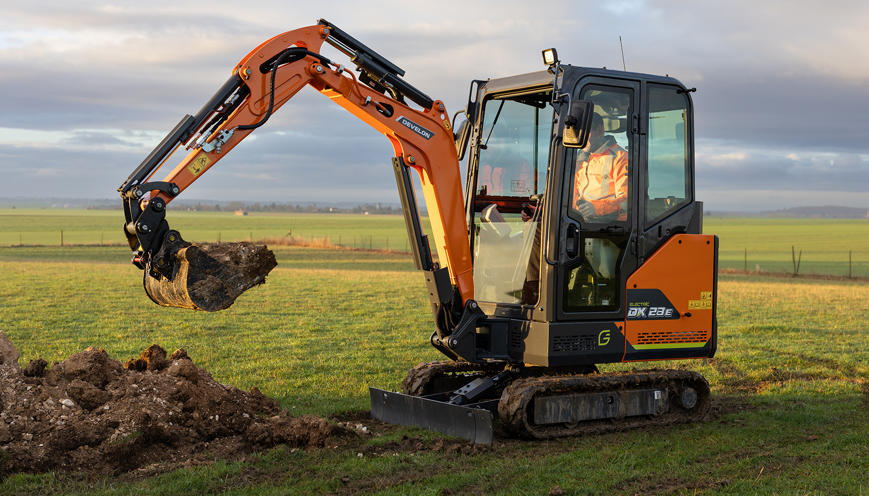 Nueva excavadora el�ctrica Develon DX23E-7