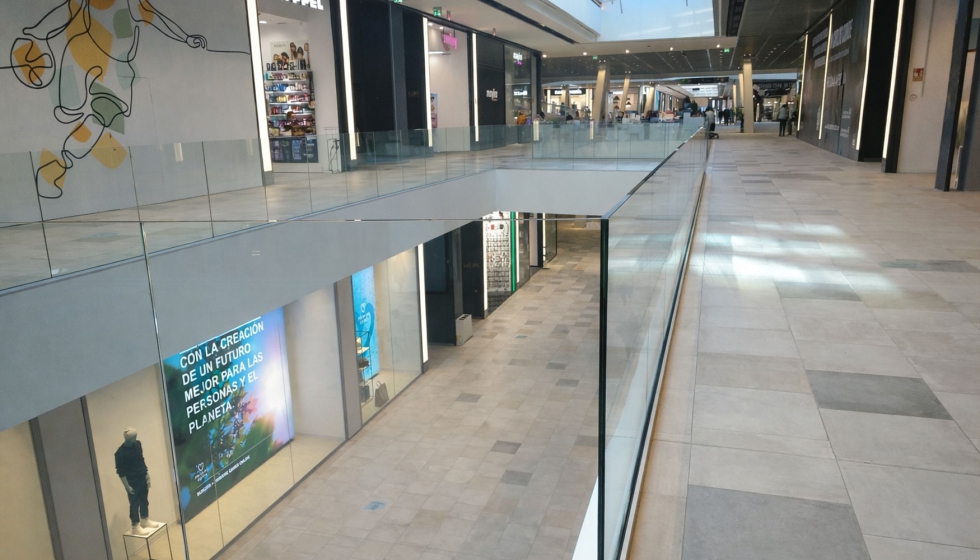 Sadev ha instalado sus barandillas SABCO en el centro comercial Vialia Center, en Vigo