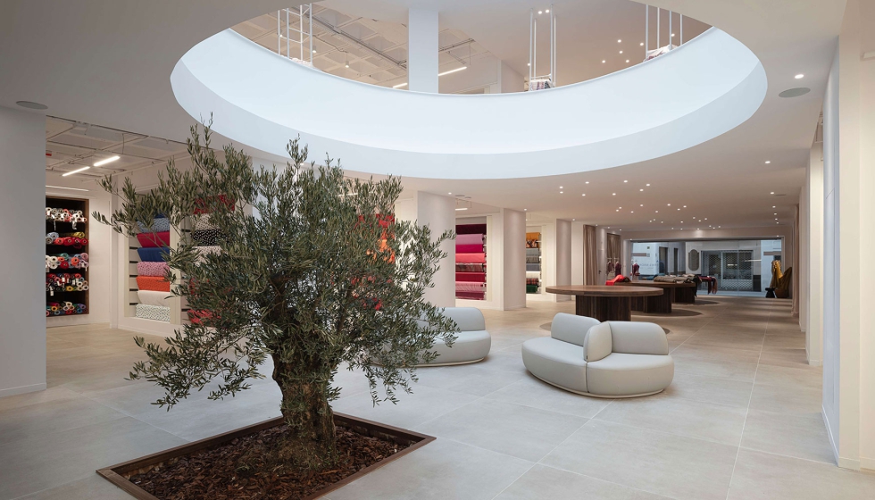 Galer�as Madrid est� Inspirado en el patio andaluz de cal blanca, el dise�o adopta una configuraci�n espacial de car�cter sobrio y luminoso...