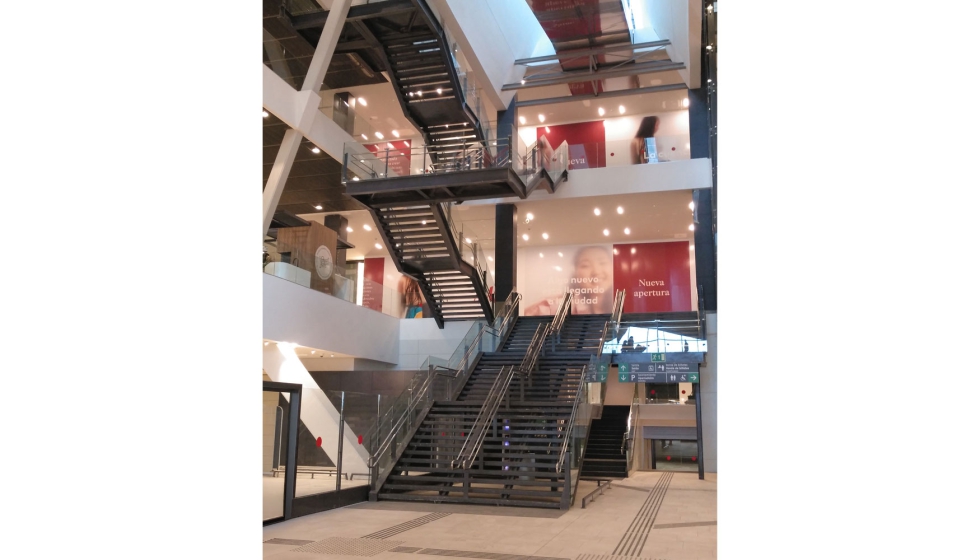 El sistema de barandillas de vidrio SABCO, se instal� en las zonas comerciales y de circulaci�n p�blica del centro comercial Vialia Center...