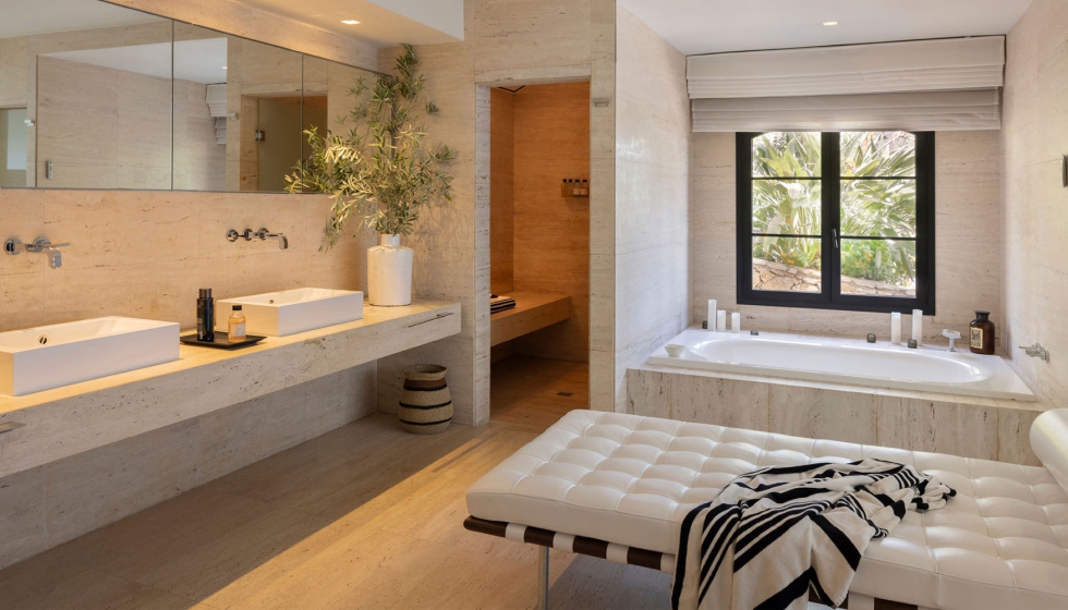 El ba�o de la suite principal se organiza como un espacio abierto y luminoso...