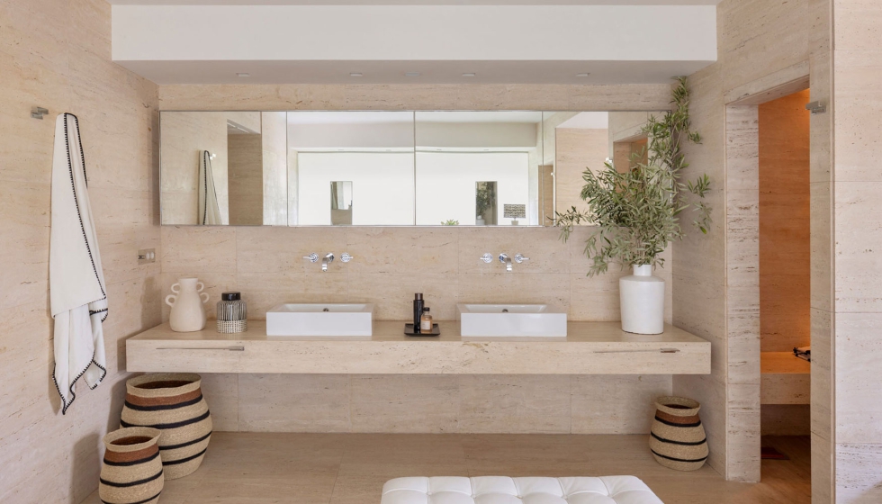 La encimera con doble lavamanos porcel�nico apuesta por una composici�n sim�trica y funcional