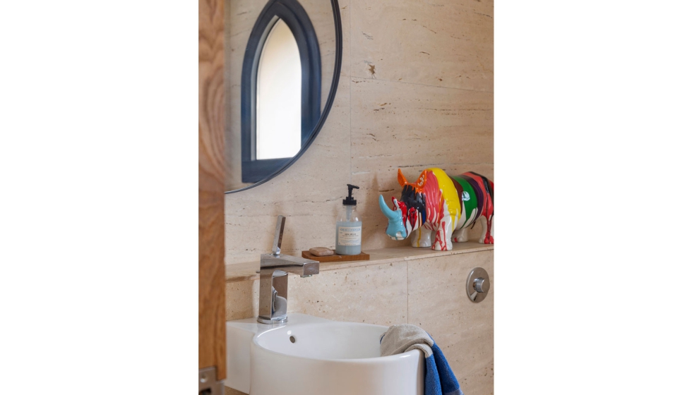 El lavabo de la habitaci�n infantil funciona tambi�n como aseo de cortes�a en la planta principal. Grifer�a de Galindo...