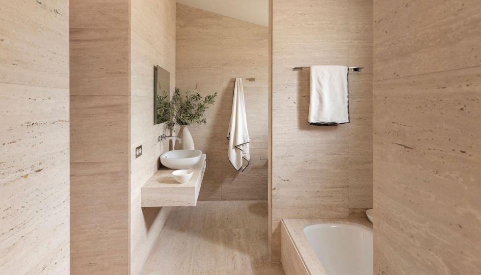 El cuarto de ba�o de la casa de invitados replica el lenguaje constructivo de la vivienda principal