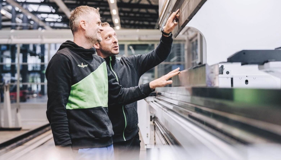 Mucho que hacer: Bloos comprueba las instalaciones, controla los procesos y habla con el jefe de producci�n Manuel Vorbrugg...