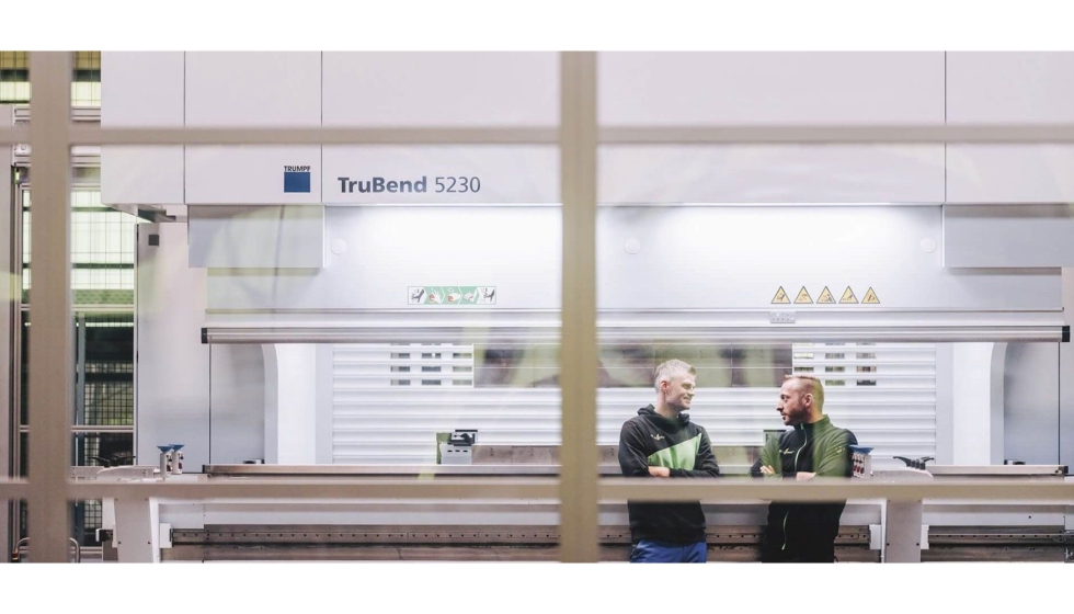 Expectaci�n: Robert Bloos y el director de producci�n Manuel Vorbrugg inspeccionan la nueva m�quina de Trumpf