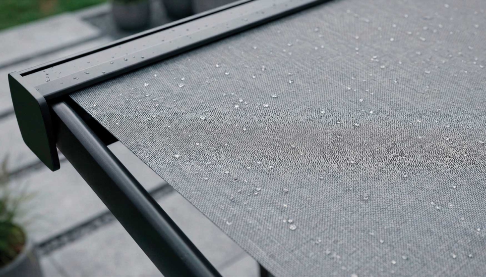 El tejido Sauleda Masacril Solrain ofrece protecci�n ante el sol y tambi�n ante la lluvia