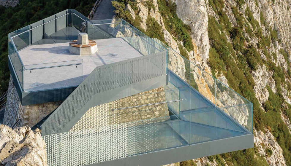 Una de las aplicaciones del vidrio laminado es en todo tipo de barandillas