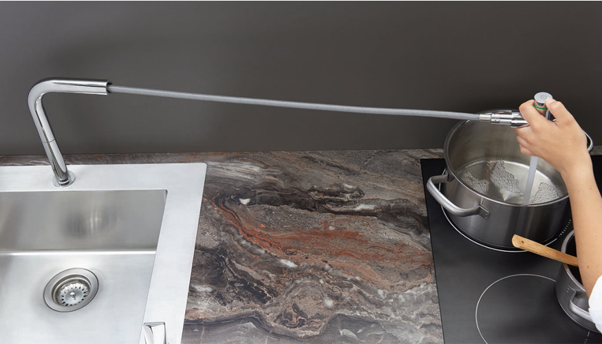 Propuestas ergon�micas y multifunci�n protagonizan buena parte de las novedades en grifer�as de cocina. Imagen: Hansgrohe...