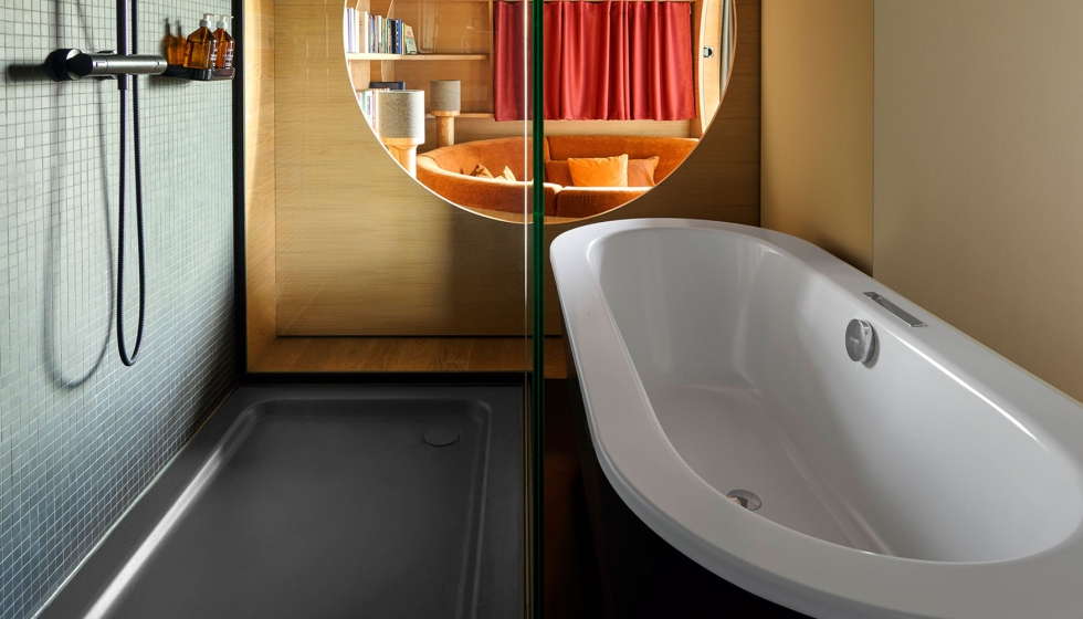  Vista de uno de los ba�os del 25hours Hotel Bikini de Berl�n con una ba�era reciclada por Kaldewei