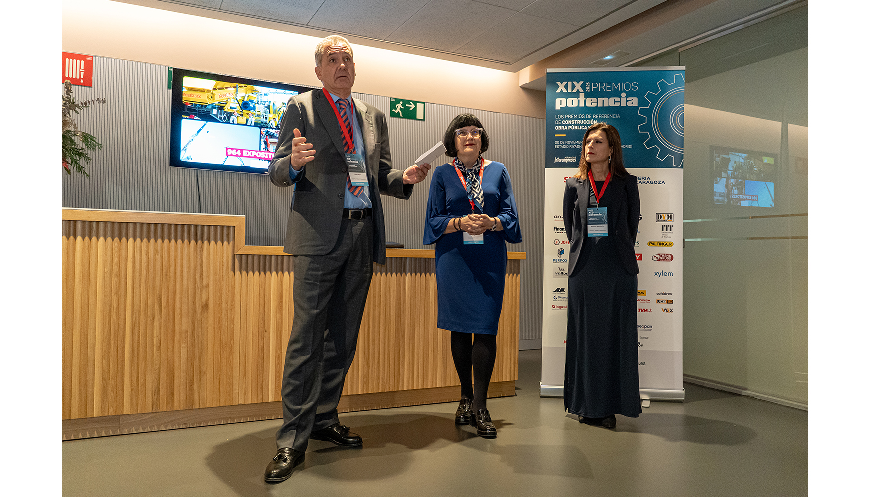 De izquierda a derecha...